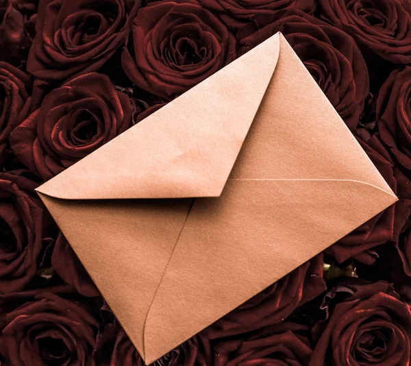 Kärlek brev och blommor leverans på Alla hjärtans dag, lyx bouqu — Stockfoto