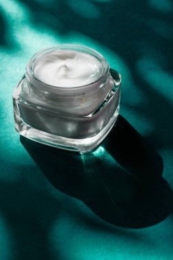 Hassas cilt için güzellik kremi, nemlendirici lüks kaplıca kooperatifi.