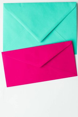 Mermer yatık arka planda boş kağıt zarflar, tatil posta