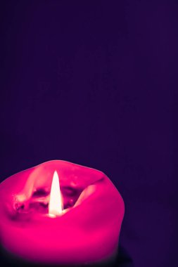 Mor arka plan pembe tatil mum, lüks marka tasarım