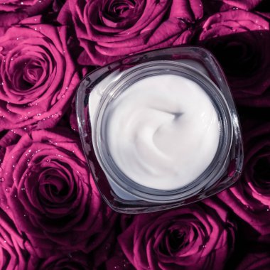 Pembe gül çiçekler, lüks skinca üzerinde Yüz kremi cilt nemlendirici