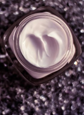 Parlak arka planda sağlıklı cilt için lüks yüz kremi, 