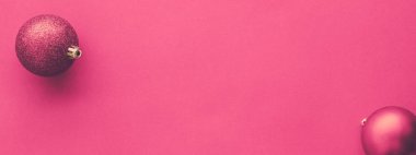 Pembe flatlay zemin üzerinde Noel baubles, lüks kış holida