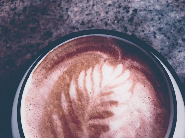 Cappuccino per la prima colazione in caffetteria, tazza di caffè sul tavolo in pa — Foto Stock