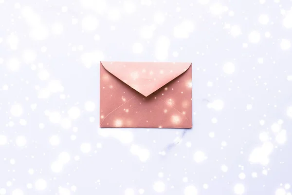 Winter holiday blank paper envelopes on marble with shiny snow f — Stock Photo, Image