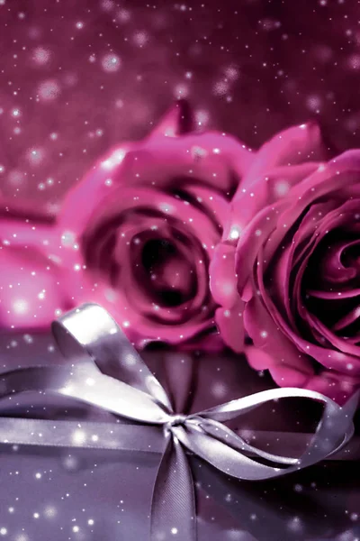 Luxusní dovolená stříbrná dárková krabice a růžové růže jako Vánoce, Vale — Stock fotografie