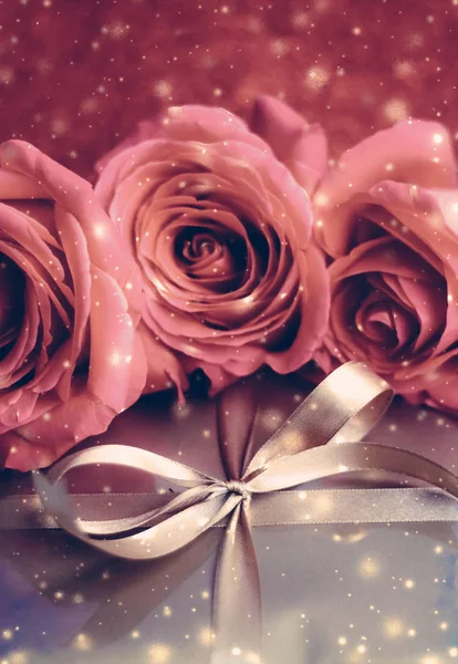 Luxe vakantie gouden geschenkdoos en boeket rozen als Kerstmis — Stockfoto
