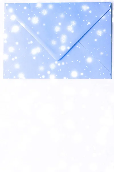 Зимний праздник пустые бумажные конверты на мраморе с блестящим снегом f — стоковое фото
