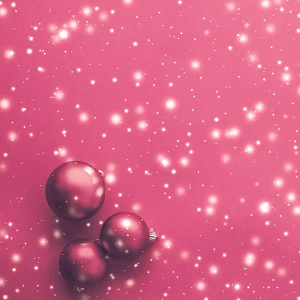 粉红色的背景与雪闪闪发光，豪华w — 图库照片