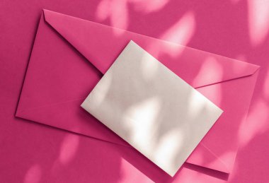 Flatlay model tasarımı olarak güzellik markası kimliği, bir kartvizit...