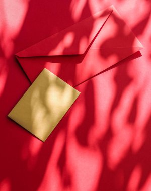 Flatlay model tasarımı olarak güzellik markası kimliği, bir kartvizit...