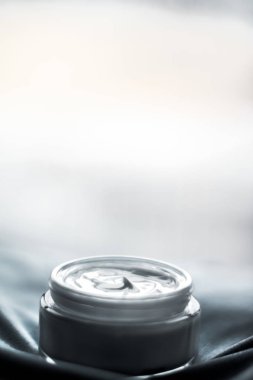 Hassas cilt ve kaplıca için lüks yüz kremi nemlendirici. 