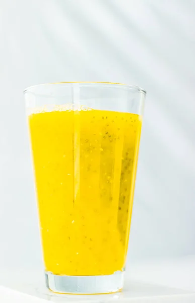 आहार डी के लिए चिया बीज के साथ पीले फल smoothie रस का ग्लास — स्टॉक फ़ोटो, इमेज