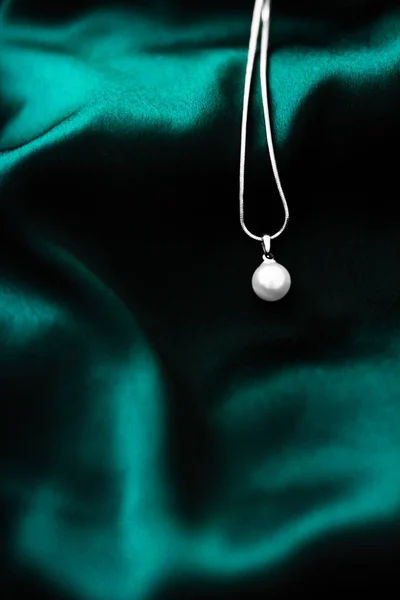 Розкішне біле золоте намисто на темному смарагдовому зеленому шовку назад — стокове фото