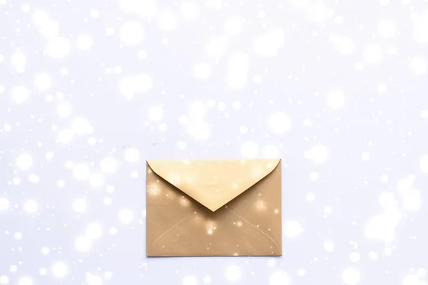 Envelopes de papel em branco de férias de inverno em mármore com neve brilhante f — Fotografia de Stock