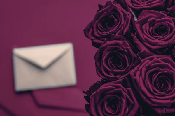 Lettera d'amore e consegna fiori a San Valentino, bouqu di lusso — Foto Stock