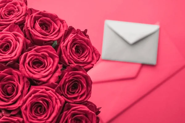 Любовное письмо и доставка цветов в День святого Валентина, роскошный буку — стоковое фото