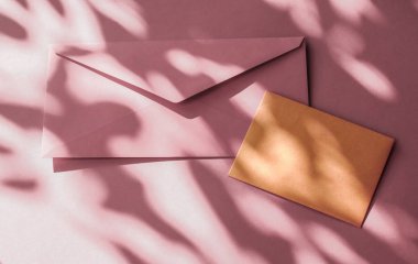 Flatlay model tasarımı olarak güzellik markası kimliği, bir kartvizit...