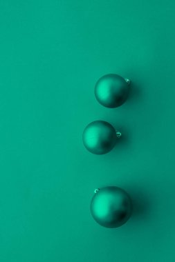 Yeşil flatlay zemin üzerinde Noel baubles, lüks kış holid