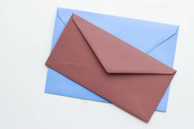 Mermer yatık arka planda boş kağıt zarflar, tatil posta