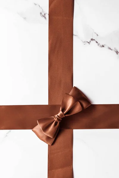 Csokoládé barna selyem szalag márvány háttér, lapos — Stock Fotó