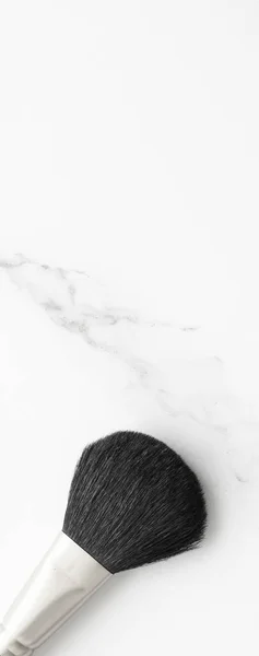 Макияж и косметика на мраморном, плоском фоне — стоковое фото