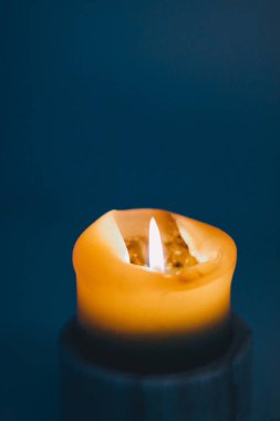 Mavi arka plan üzerinde sarı tatil mum, lüks marka tasarım