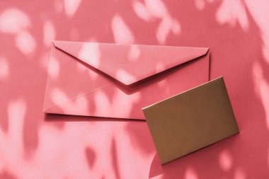 Flatlay model tasarımı olarak güzellik markası kimliği, bir kartvizit...