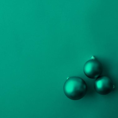 Yeşil flatlay zemin üzerinde Noel baubles, lüks kış holid