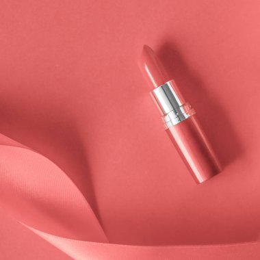 Mercan bayramı arka planında lüks ruj ve ipek kurdele, mak