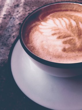 Kafeteryada kahvaltı için Cappuccino, pa masada kahve fincanı