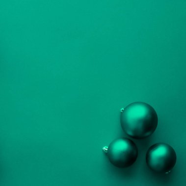 Yeşil flatlay zemin üzerinde Noel baubles, lüks kış holid