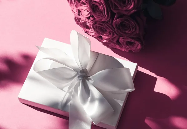 Coffret cadeau de luxe en soie de vacances et bouquet de roses sur fond rose — Photo