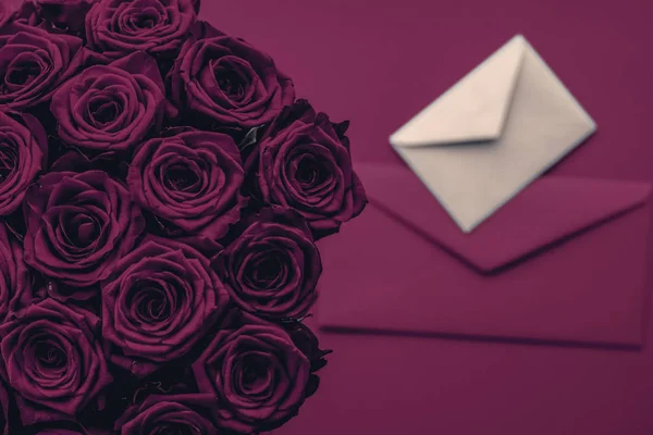 Láska dopis a květiny na Valentýna, luxusní bouqu — Stock fotografie