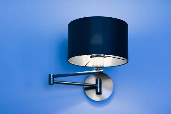 Zilveren lamp in een kamer, elegante moderne Home decor verlichting — Stockfoto