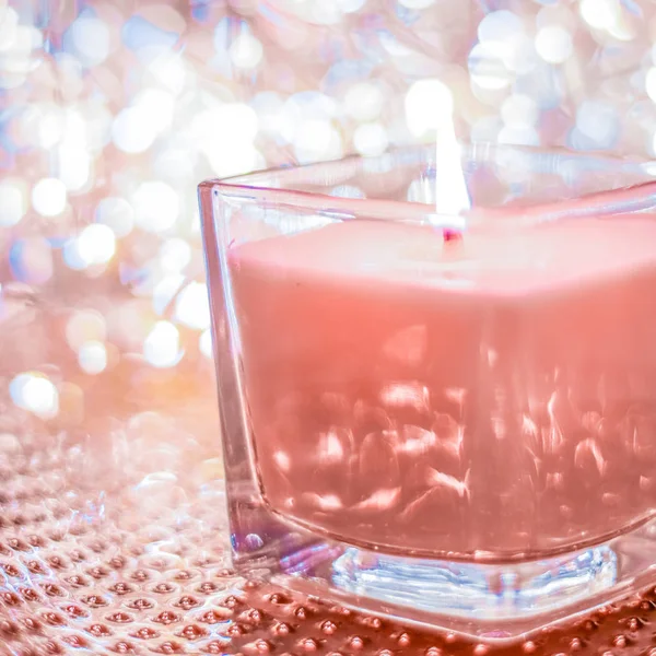 Koraal aromatische kaars op Kerstmis en Nieuwjaar glitter backgro — Stockfoto