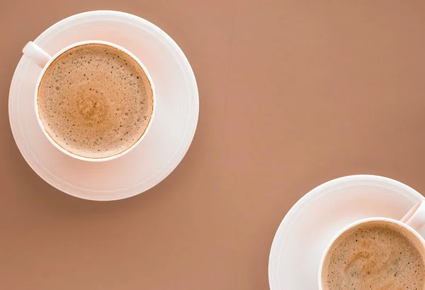 Kopp hett kaffe som frukost drink, flatlay koppar på beige bak — Stockfoto
