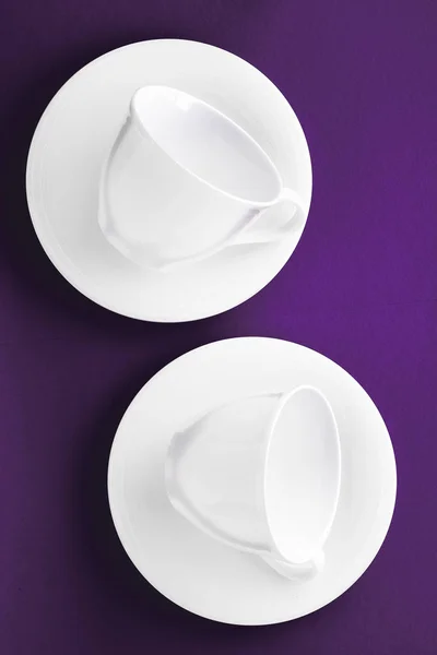 Fehér étkészlet edények készlet, üres csésze lila flatlay háttérben — Stock Fotó
