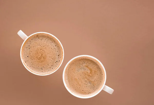 Tasse de café chaud comme boisson pour le petit déjeuner, tasses flatlay sur le dos beige — Photo