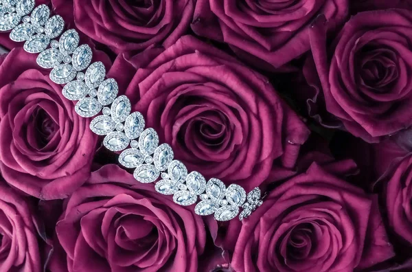 럭셔리 다이아몬드 보석 팔찌와 핑크 장미 꽃, 사랑 GIF — 스톡 사진