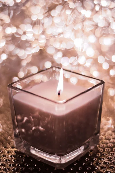 Chocolade aromatische kaars op Kerstmis en Nieuwjaar glitter bac — Stockfoto
