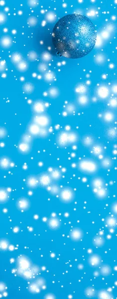 Bola de Navidad sobre fondo azul con brillo de nieve, lujo w —  Fotos de Stock