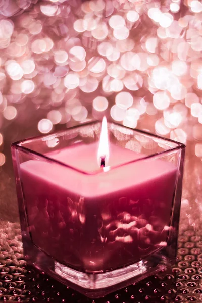 Vela aromática roja en Navidad y Año Nuevo brillo backgroun — Foto de Stock