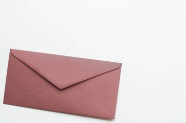 Mermer yatık arka planda boş kağıt zarflar, tatil posta