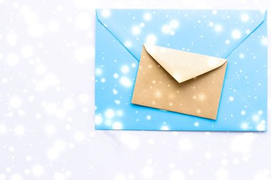 Kış tatili parlak kar f ile mermer üzerinde boş kağıt zarflar
