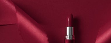 Şatafatlı ruj ve kestane rengi tatil arka planında ipek kurdele, anne.