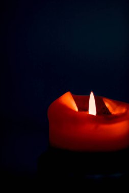 Koyu arka plan üzerinde kırmızı tatil mum, lüks marka tasarım bir