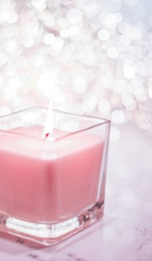 Noel 'de gül aromalı mum ve yeni yıl ışıltısı.