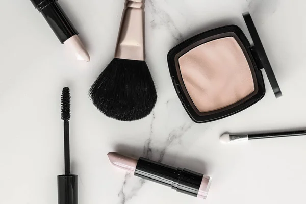 Make-up e cosmetici su marmo, fondo flatlay — Foto Stock