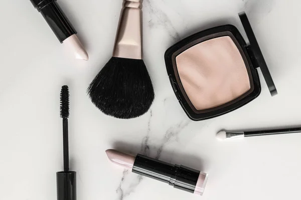 Make-up and cosmetics products on marble, flatlay background — Stock Photo, Image